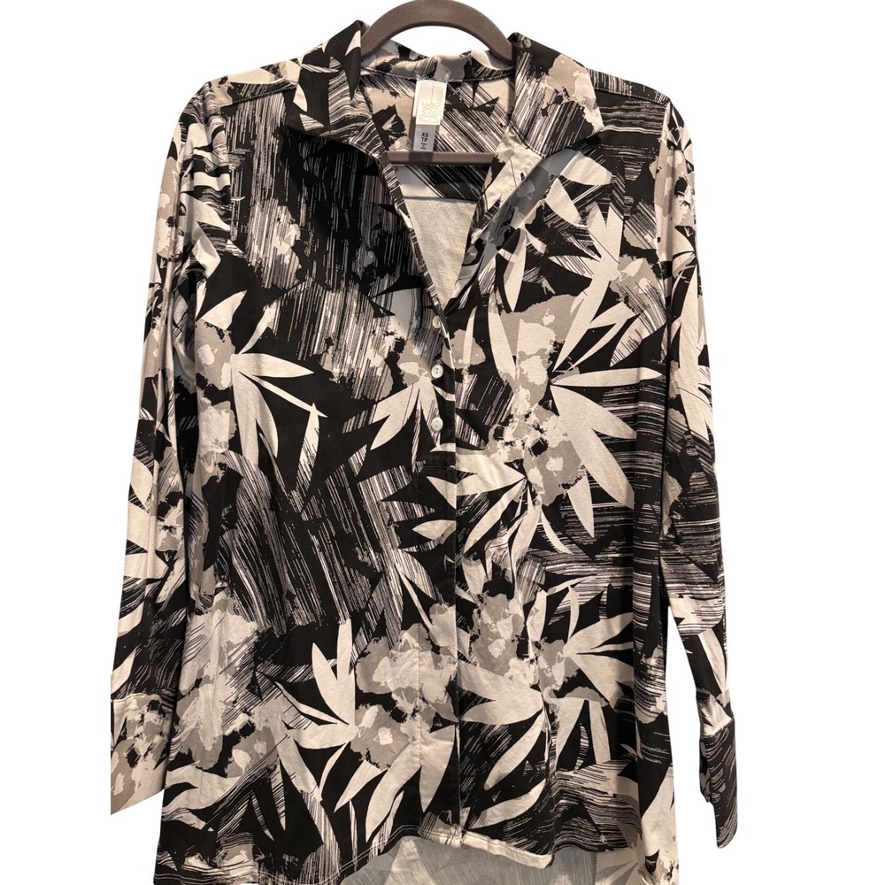 WynneLayers Button Down Shirt Women XS Black White Abstract Tropical Leaf Print